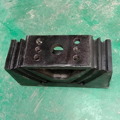 قطعات سیستم چرخ ران Sinotruk HOWO موتور کامیون براکت چسب لاستیکی Az9725590031